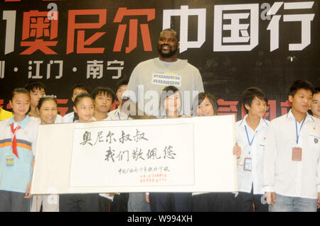 Ex-superstar de la NBA Shaquille ONeal pose avec les jeunes étudiants chinois à un événement promotionnel par marque Li-Ning sportswear chinois au cours de sa Chine tou Banque D'Images