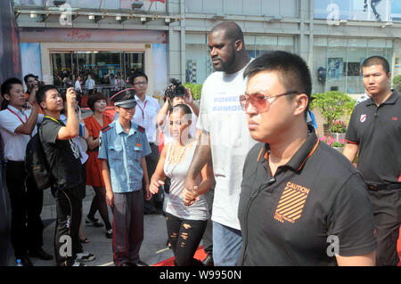 Ex-superstar de la NBA Shaquille ONeal et sa petite amie Nicole Hoopz Alexander assister à un événement promotionnel par marque Li-Ning sportswear chinois au cours de h Banque D'Images