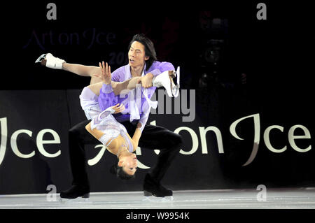 Patin à glace duo chinois Qing Pang Tong, de l'avant et effectuer 310051 lors d'un spectacle de patinage sur glace à Shanghai, Chine, 19 juin 2011. Chines d'argent m Banque D'Images