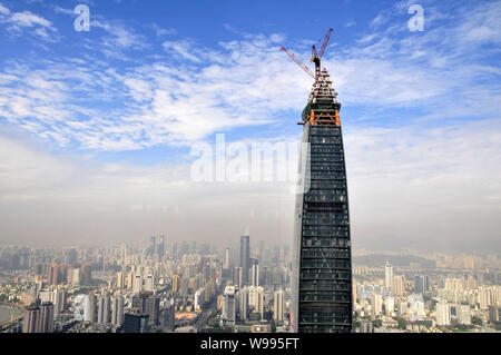 Le Xin Zhou 100, anciennement appelé le Xin Zhou Finance Centre Plaza, est vu en construction contre l'horizon de la ville de Shenzhen, Chine du sud Guang Banque D'Images