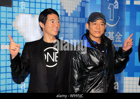 Kungfu chinois Star Jet Li (à droite) pose avec sa cire figure à la Madame Tussauds à Shanghai, Chine, le 19 janvier 2011. Banque D'Images