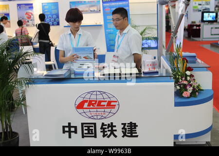 --File--employés chinois sont vus sur le stand de China Railway Construction Corp (CCETP) lors de la 7ème Exposition Internationale de la Chine le transit ferroviaire, également Banque D'Images