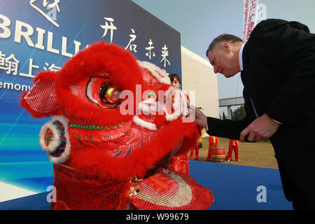 M. David Preston, président de Boehringer Ingelheim France, points les yeux d'une tête de lion au cours de la cérémonie de Boehringer Ingelheim Zhang Banque D'Images