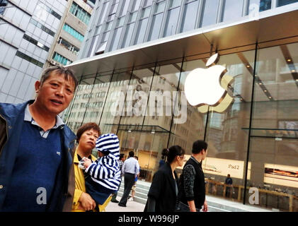 --FILE--piétons passent devant l'Apple Store sur la rue commerçante de Nanjing Road à Shanghai, Chine, le 18 septembre 2011. L'empoisonnement et pollut Banque D'Images