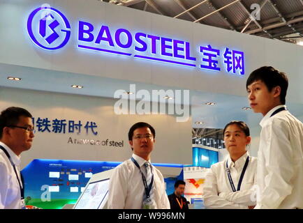 --File--employés chinois sont vus sur le stand de Baosteel lors d'une exposition de l'industrie de Shanghai, Chine, le 26 septembre 2011. Baosteel, l'état-propre Banque D'Images