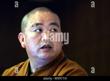 --FILE--Chinois Shi Yongxin abbé du Temple Shaolin assiste à un forum à Beijing, Chine, 8 janvier 2011. Le plus célèbre temple bouddhiste en Chine Banque D'Images