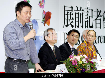 L'auteur et l'écrivain chinois Yu Hua, gauche, prend la parole à une conférence de presse pour la 19e exposition internationale du livre de Taipei à Taipei, Taiwan, le 8 février 2 Banque D'Images