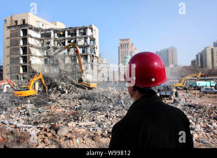 Un travailleur chinois examine les maisons sont démolies à Beijing, Chine, le 22 décembre 2010. Chines Cabinet le mercredi (19 janvier 2011) approuvée en p Banque D'Images