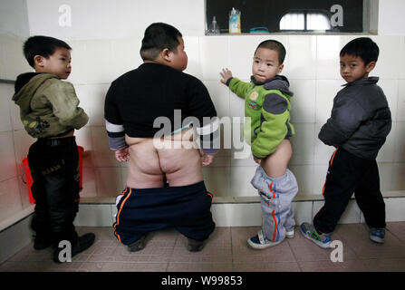 La plus grosse, de l'enfant Lu Zhihao, est représenté dans les toilettes avec ses camarades à l'école maternelle à Foshan, Province du Guangdong, Chine du sud-est de 29 M Banque D'Images