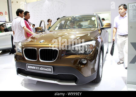 --FILE--visiteurs regarder une BMW X1 xDrive25i au cours d'une auto show de Haikou City, province de Hainan, Chine du Sud le 15 septembre 2011. Le plus grand Banque D'Images