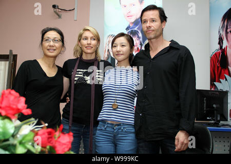 (À partir de la deuxième gauche à droite) actrice Claudia Karvan, actrice chinoise Zhu Lin et l'acteur australien Guy Pearce assister à une réunion avec les stu Banque D'Images