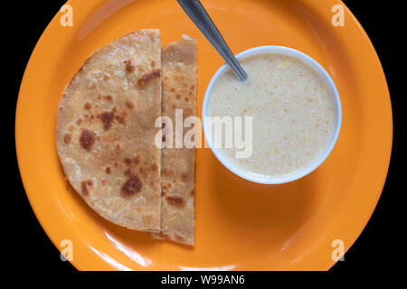 Paratha Placez l'œuf avec Dalia ou Daliya, savoir alimentaire en céréales comme le boulgour cuit dans le lait servi avec des Œufs farcis ou Paratha Placez farcies indiennes ou du pain avec l'oeuf au plat Banque D'Images