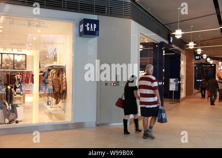 --File--piétons passent devant un magasin Gap à Shanghai, Chine, 6 novembre 2011. La marque de vêtements Gap Inc (GPS.N) a dit vendredi (25 novembre 2011) que Banque D'Images