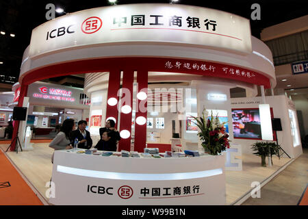 --File--employés chinois sont vus sur le stand de Banque industrielle et commerciale de Chine (ICBC) lors d'un salon financier à Beijing, Chine, 5 novembre 20 Banque D'Images