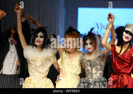 Créatrice de mode britannique Vivienne Westwood, centre, pose avec les modèles de la Vivienne Westwood fashion show pendant la Semaine de la mode de Shanghai 2012 Scpir Banque D'Images