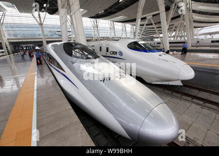 --FILE--CRH (China railway High-speed trains) sont illustrés à la gare sud de Beijing avant de partir pour Shanghai sur la Beijing-Shanghai Hi Banque D'Images