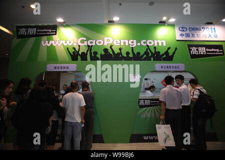 --File--personnes visitent le stand de l'Gaopeng.com, bras chinois de Groupon, lors de la Conférence 2011 de l'Internet de la Chine à Beijing, Chine, 23 août 2011. Banque D'Images