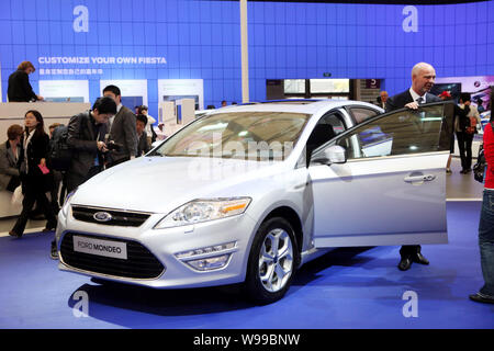 --FILE--visiteurs regardez la Ford Mondeo à la 14e Exposition de l'industrie internationale de l'Automobile de Shanghai, connue sous le nom de Auto Shanghai 2011, à Shanghai, Banque D'Images