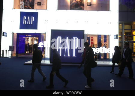 --File--piétons passent devant un magasin Gap à Beijing, Chine, 13 novembre 2010. Gap Inc. (GPS) s'attend à ce que la Chine à devenir un milliard de dollars en t Banque D'Images