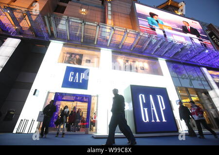 --File--piétons passent devant un magasin Gap à Beijing, Chine, 13 novembre 2010. Gap Inc. (GPS) s'attend à ce que la Chine à devenir un milliard de dollars en t Banque D'Images