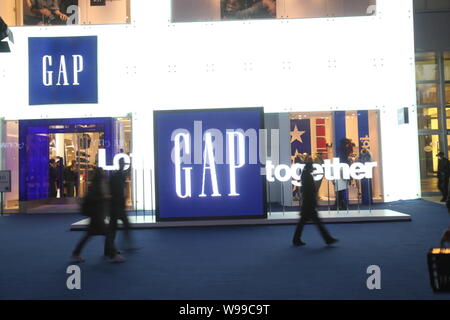 --File--piétons passent devant un magasin Gap à Beijing, Chine, 13 novembre 2010. Gap Inc. (GPS) s'attend à ce que la Chine à devenir un milliard de dollars en t Banque D'Images