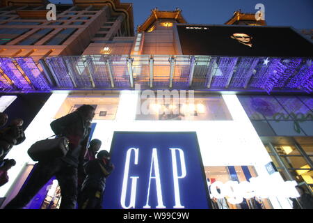 --File--piétons passent devant un magasin Gap à Beijing, Chine, 13 novembre 2010. Gap Inc. (GPS) s'attend à ce que la Chine à devenir un milliard de dollars en t Banque D'Images