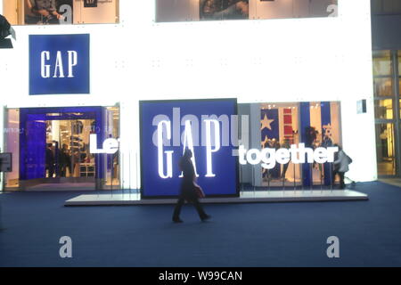 --File--piétons passent devant un magasin Gap à Beijing, Chine, 13 novembre 2010. Gap Inc. (GPS) s'attend à ce que la Chine à devenir un milliard de dollars en t Banque D'Images