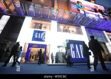 --File--piétons passent devant un magasin Gap à Beijing, Chine, 13 novembre 2010. Gap Inc. (GPS) s'attend à ce que la Chine à devenir un milliard de dollars en t Banque D'Images