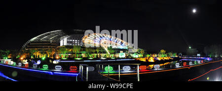 --FILE--vue de la nuit de l'illumination solaire photovoltaïque solaire à un sculptures sculpture park en face de l'énergie solaire dans l'hôtel particulier Soleil-lune S Banque D'Images