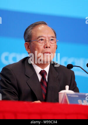Ancien vice-Premier ministre chinois Zeng Peiyan assiste à la seconde réflexion mondiale sommet à Beijing, Chine, 25 juin 2011. Le vice-Premier ministre chinois Li Keqiang Banque D'Images