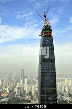 Le Xin Zhou 100, anciennement appelé le Xin Zhou Finance Centre Plaza, est vu en construction contre l'horizon de la ville de Shenzhen, Chine du sud Guang Banque D'Images