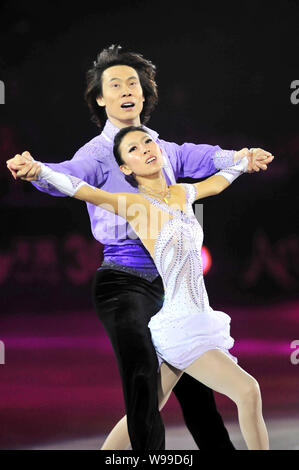 Patin à glace duo chinois Qing Pang Tong, de l'avant et effectuer 310051 lors d'un spectacle de patinage sur glace à Shanghai, Chine, 19 juin 2011. Chines d'argent m Banque D'Images