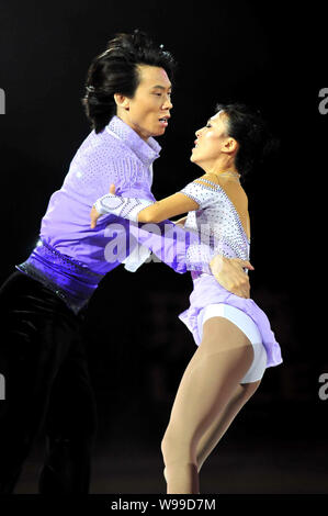 Patin à glace duo chinois Qing Pang Tong, droite et Jian effectuer lors d'un spectacle de patinage sur glace à Shanghai, Chine, 19 juin 2011. Chines d'argent m Banque D'Images