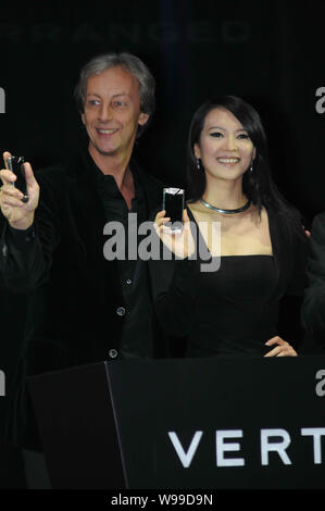 (À partir de la droite), l'actrice chinoise Zhang Ziyi et Perry Perry Oosting (Austin), PDG de VERTU à mettre en lumière un évènement promotionnel pour vertu à Shanghai, Chine, 28 Oc Banque D'Images