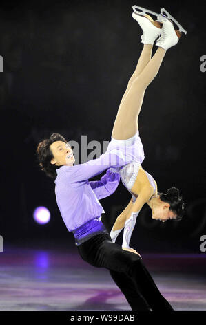 Patin à glace duo chinois Qing Pang Tong, droite et Jian effectuer lors d'un spectacle de patinage sur glace à Shanghai, Chine, 19 juin 2011. Chines d'argent m Banque D'Images