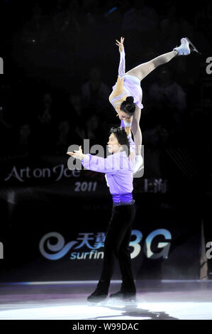 Patin à glace duo chinois Qing Pang, haut, et Tong Jian effectuer lors d'un spectacle de patinage sur glace à Shanghai, Chine, 19 juin 2011. Chines d'argent med Banque D'Images