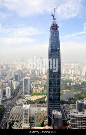 Le Xin Zhou 100, anciennement appelé le Xin Zhou Finance Centre Plaza, est vu en construction contre l'horizon de la ville de Shenzhen, Chine du sud Guang Banque D'Images