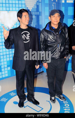 Kungfu chinois Star Jet Li (à droite) pose avec sa cire figure à la Madame Tussauds à Shanghai, Chine, le 19 janvier 2011. Banque D'Images