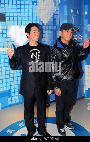 Kungfu chinois Star Jet Li (à droite) pose avec sa cire figure à la Madame Tussauds à Shanghai, Chine, le 19 janvier 2011. Banque D'Images