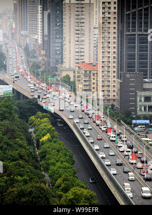 Masses de voitures et bus se déplacer lentement dans un embouteillage sur un viaduc pendant les heures de pointe le matin sur la Journée sans voiture dans la ville de Hangzhou, à l'est Chin Banque D'Images