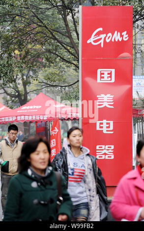 --FILE--Local des résidents chinois passons un Gome Home appliance chain store à Shanghai, Chine, 25 février 2011. L'électronique et chinois accueil appli Banque D'Images