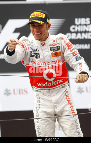 La pilote de F1 Lewis Hamilton de l'équipe McLaren-Mercedes célèbre sa victoire après avoir remporté le 2011 Grand Prix de Chine de Formule 1 à la Shan Banque D'Images