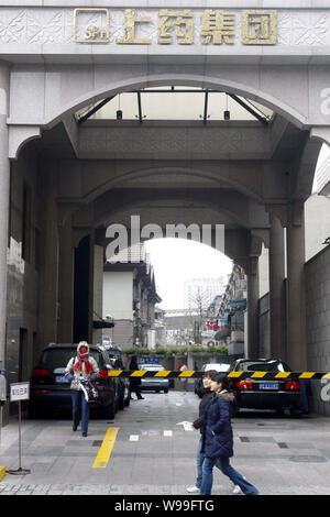 --FILE--Local des résidents chinois passent devant le siège de Shanghai Pharmaceutical (Group) Co., Ltd., également connu sous le nom de Shanghai Pharma ou SPH, à Shan Banque D'Images