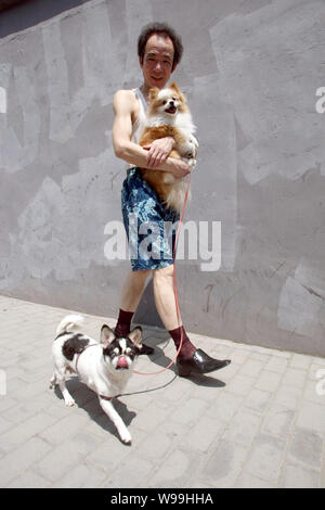 Le propriétaire d'un chien marche deux chiens à Shanghai, Chine, 15 mai 2011. Chine Le dimanche a imposé une nouvelle loi, qui interdit aux familles de posséder plus d'un chien Banque D'Images