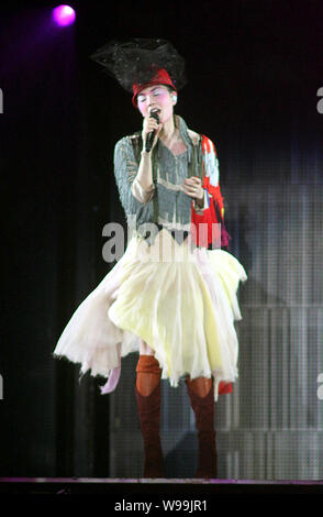 Chanteuse et actrice chinoise Faye Wong fonctionne à son concert à Taipei, Taiwan, le 23 janvier 2011. Banque D'Images