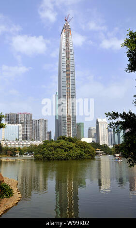 Le Xin Zhou 100, anciennement appelé le Xin Zhou Finance Centre Plaza, est vu en construction dans la ville de Shenzhen, province de Guangdong, en Chine du sud 13 AP Banque D'Images