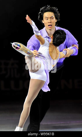 Patin à glace duo chinois Qing Pang Tong, de l'avant et effectuer 310051 lors d'un spectacle de patinage sur glace à Shanghai, Chine, 19 juin 2011. Chines d'argent m Banque D'Images