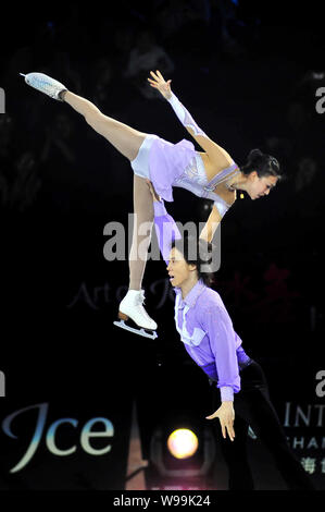 Patin à glace duo chinois Qing Pang, haut, et Tong Jian effectuer lors d'un spectacle de patinage sur glace à Shanghai, Chine, 19 juin 2011. Chines d'argent med Banque D'Images