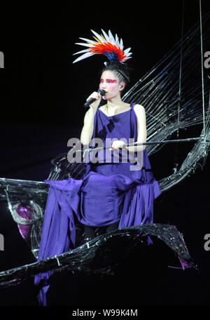 Chanteuse et actrice chinoise Faye Wong fonctionne à son concert à Taipei, Taiwan, le 23 janvier 2011. Banque D'Images