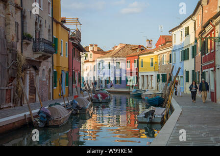 Venise, Italie - le 27 septembre 2017 : sur les rues de l'île colorée de Burano Banque D'Images